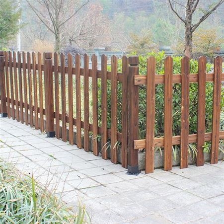 木质庭院木围栏 景区现场制作防腐木河道护栏 定制碳化木栅栏